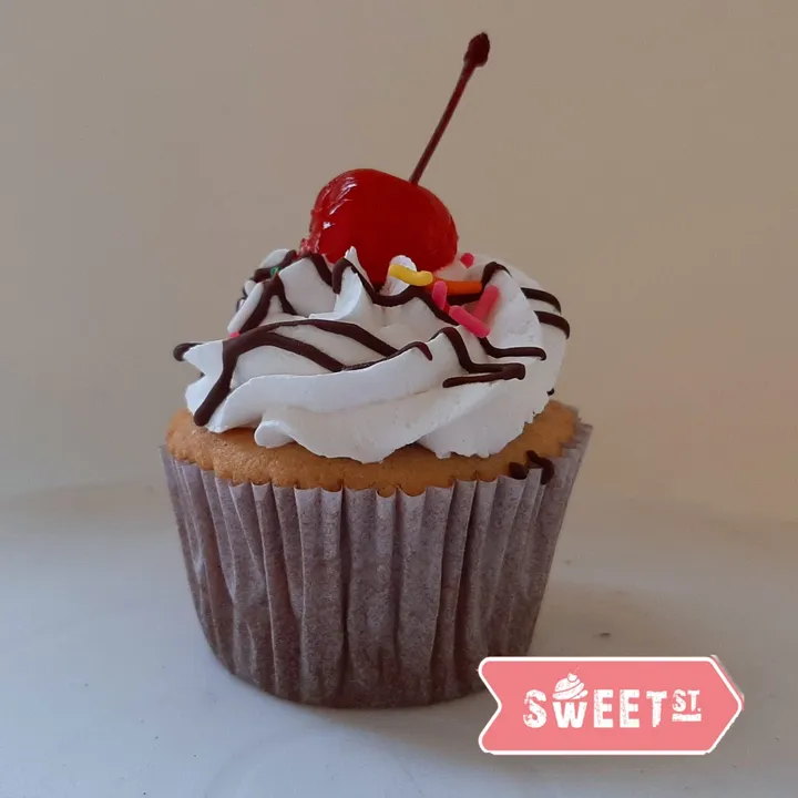 Cupcake Banana Split con crema, salsa de chocolate y una cereza